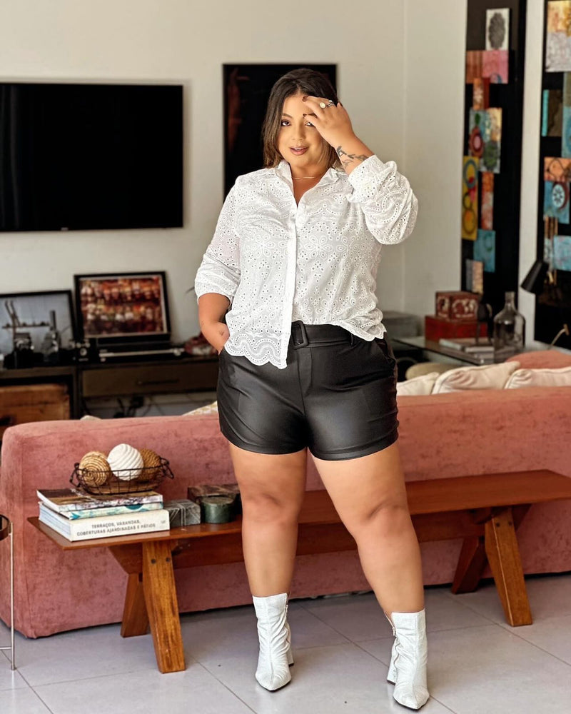 Short Couro Fake com Cinto Preto